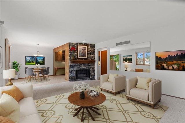 17694 Nassau DRIVE, Brookfield, WI 53045