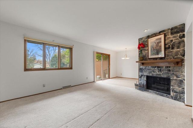17694 Nassau DRIVE, Brookfield, WI 53045