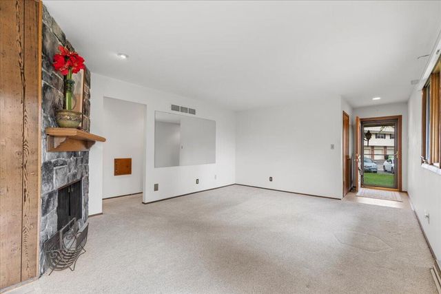 17694 Nassau DRIVE, Brookfield, WI 53045
