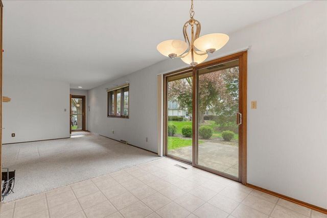 17694 Nassau DRIVE, Brookfield, WI 53045
