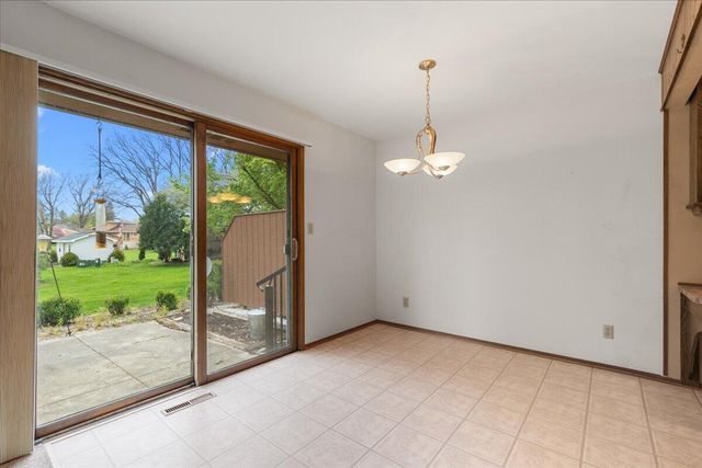 17694 Nassau DRIVE, Brookfield, WI 53045