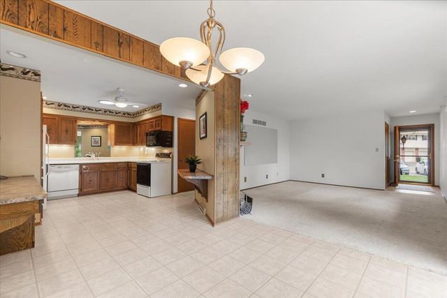 17694 Nassau DRIVE, Brookfield, WI 53045