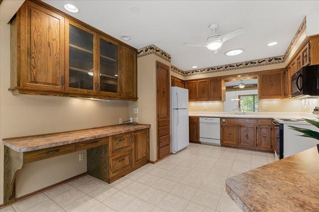 17694 Nassau DRIVE, Brookfield, WI 53045