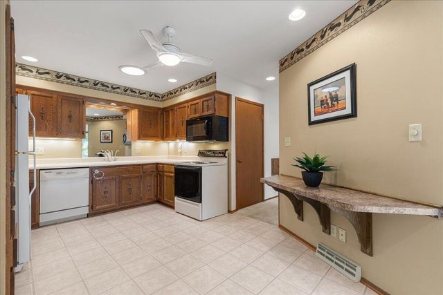 17694 Nassau DRIVE, Brookfield, WI 53045