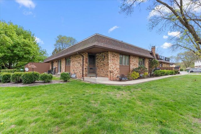 17694 Nassau DRIVE, Brookfield, WI 53045