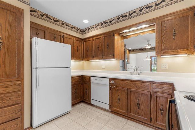 17694 Nassau DRIVE, Brookfield, WI 53045