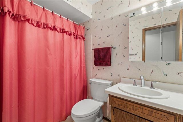 17694 Nassau DRIVE, Brookfield, WI 53045