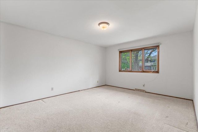 17694 Nassau DRIVE, Brookfield, WI 53045