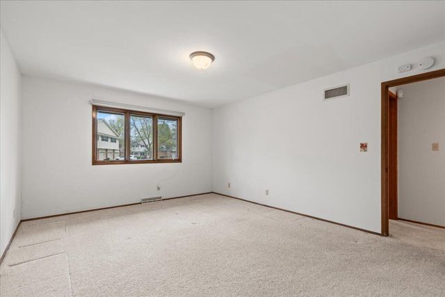 17694 Nassau DRIVE, Brookfield, WI 53045