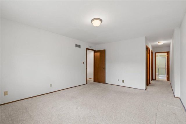 17694 Nassau DRIVE, Brookfield, WI 53045