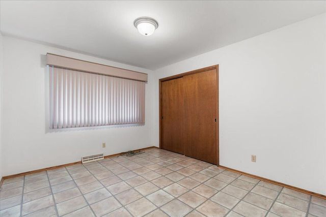 17694 Nassau DRIVE, Brookfield, WI 53045