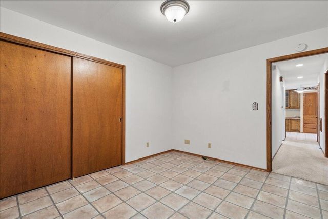 17694 Nassau DRIVE, Brookfield, WI 53045