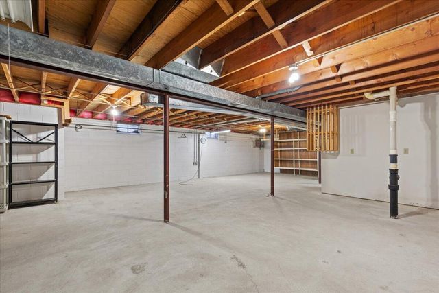 17694 Nassau DRIVE, Brookfield, WI 53045
