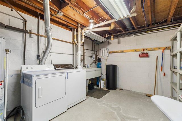 17694 Nassau DRIVE, Brookfield, WI 53045