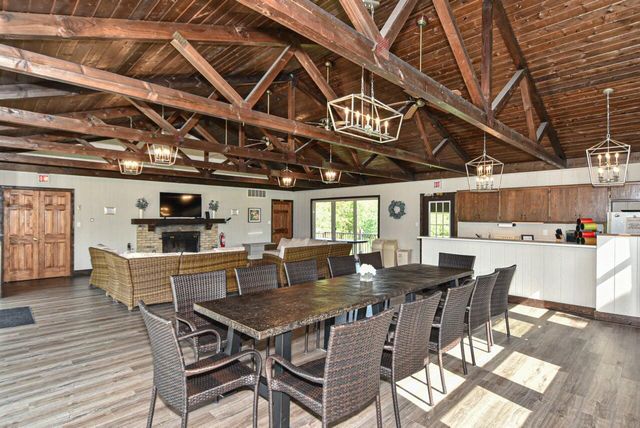 17694 Nassau DRIVE, Brookfield, WI 53045