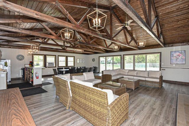 17694 Nassau DRIVE, Brookfield, WI 53045