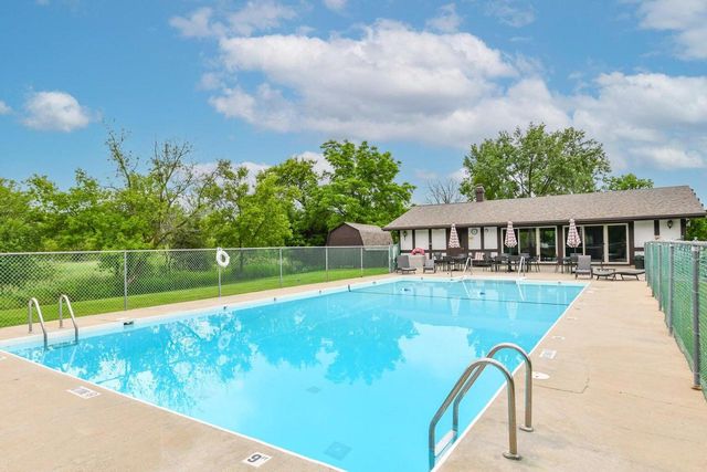 17694 Nassau DRIVE, Brookfield, WI 53045