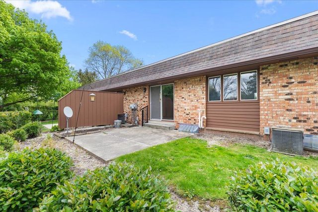17694 Nassau DRIVE, Brookfield, WI 53045