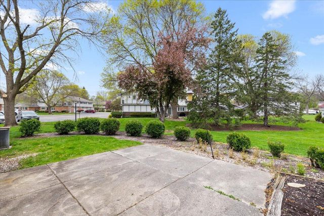 17694 Nassau DRIVE, Brookfield, WI 53045