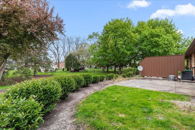 17694 Nassau DRIVE, Brookfield, WI 53045