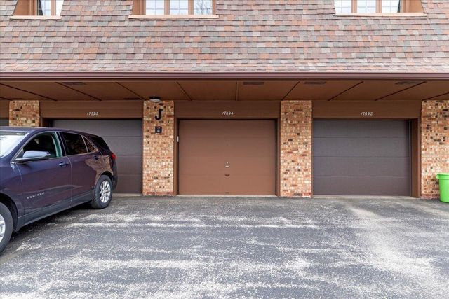 17694 Nassau DRIVE, Brookfield, WI 53045