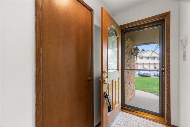 17694 Nassau DRIVE, Brookfield, WI 53045