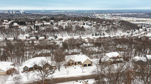 2011 Baihly Heights Drive SW, Rochester, MN 55902