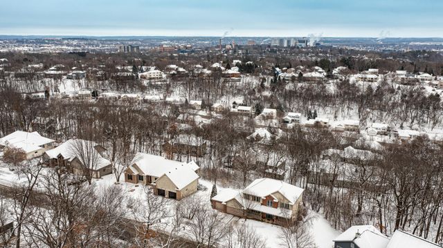 2011 Baihly Heights Drive SW, Rochester, MN 55902