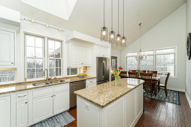 2011 Baihly Heights Drive SW, Rochester, MN 55902