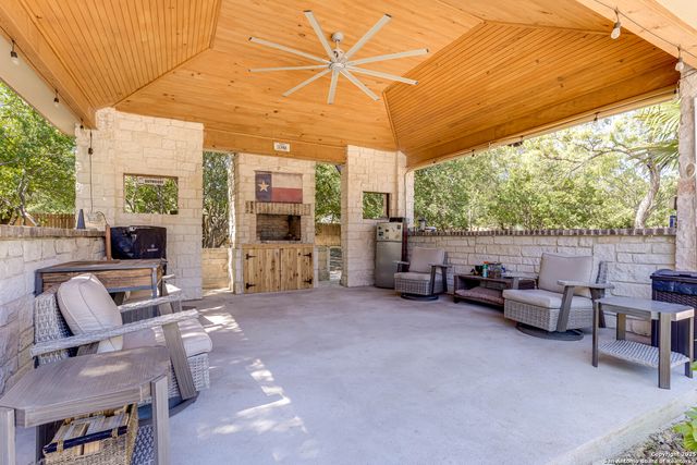 515 County Road 3822, San Antonio, TX 78253