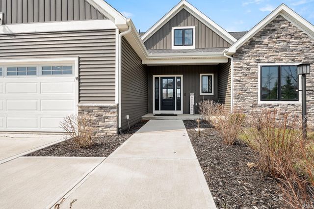 40 Lane 283 Hamilton Lake, Hamilton, IN 46742