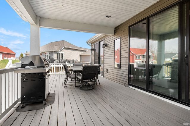40 Lane 283 Hamilton Lake, Hamilton, IN 46742