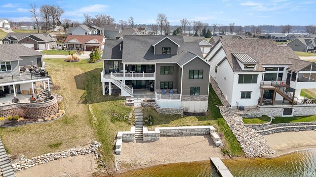40 Lane 283 Hamilton Lake, Hamilton, IN 46742