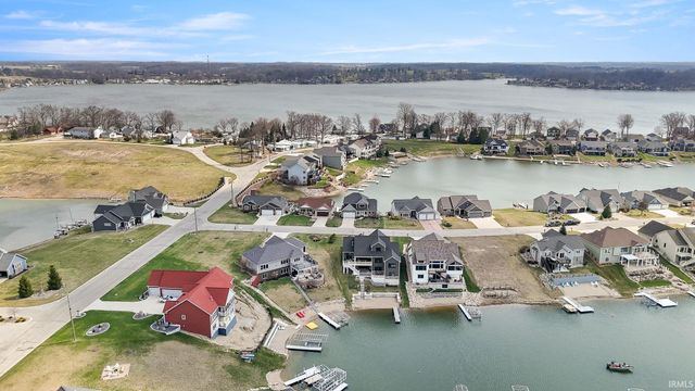 40 Lane 283 Hamilton Lake, Hamilton, IN 46742
