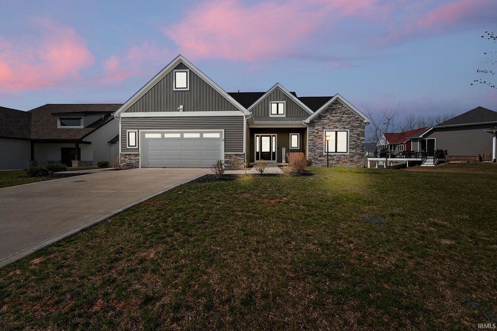 40 Lane 283 Hamilton Lake, Hamilton, IN 46742
