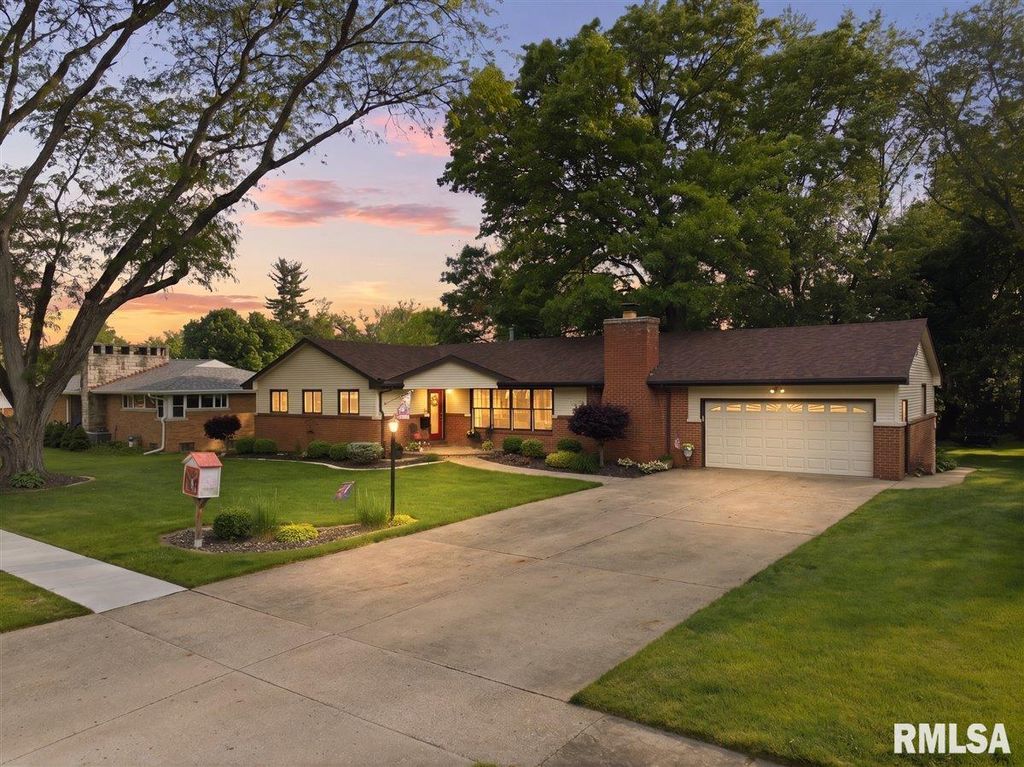 930 BIRCHWOOD Drive, Washington, IL 61571