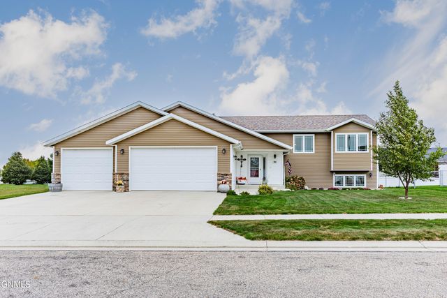 702 Lincoln Court SE, Mandan, ND 58554 property photo