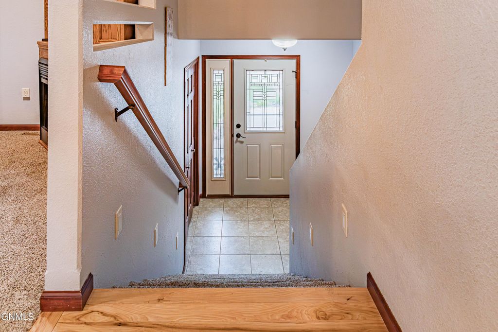 702 Lincoln Court SE, Mandan, ND 58554 photo 2
