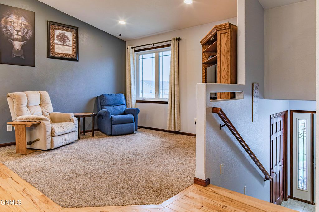 702 Lincoln Court SE, Mandan, ND 58554 photo 3