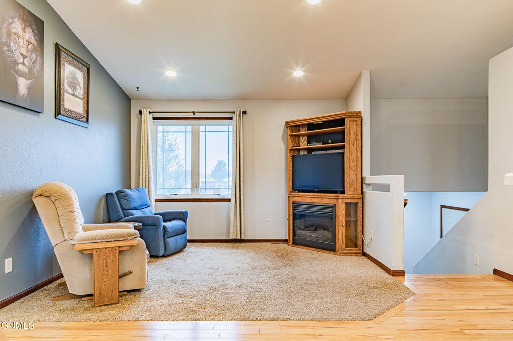 702 Lincoln Court SE, Mandan, ND 58554 photo 4