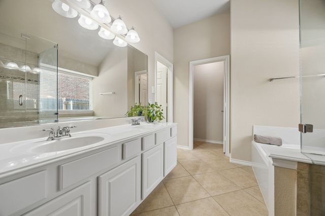 504 Valencia Drive, Arlington, TX 76002