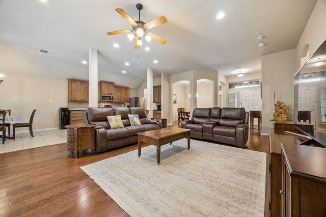 504 Valencia Drive, Arlington, TX 76002