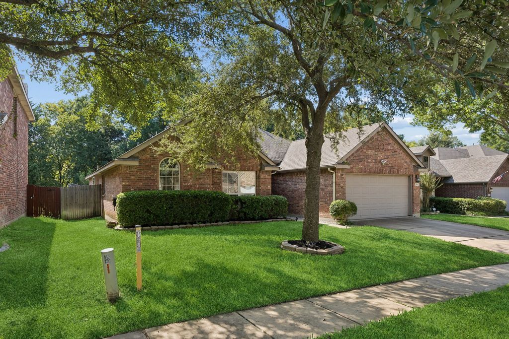 504 Valencia Drive, Arlington, TX 76002 — photo 2