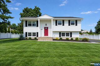 137 Hollywood Avenue, Fairfield, NJ 07004