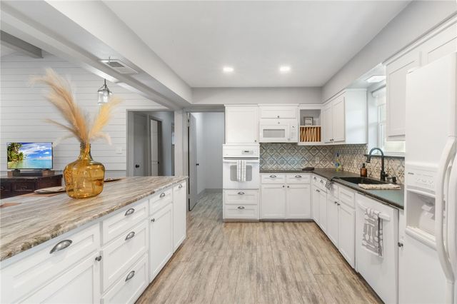 117 Golfview Drive, Hilltop Lakes, TX 77871