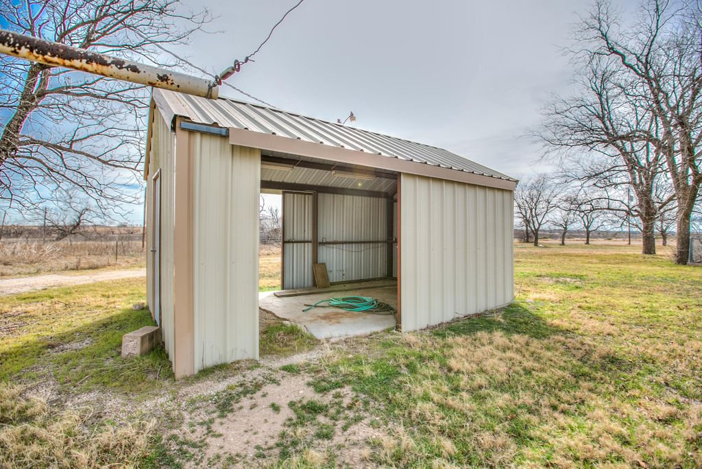 Image 11 of property listing at 17342 Farm To Market 1929, Miles, TX 76861