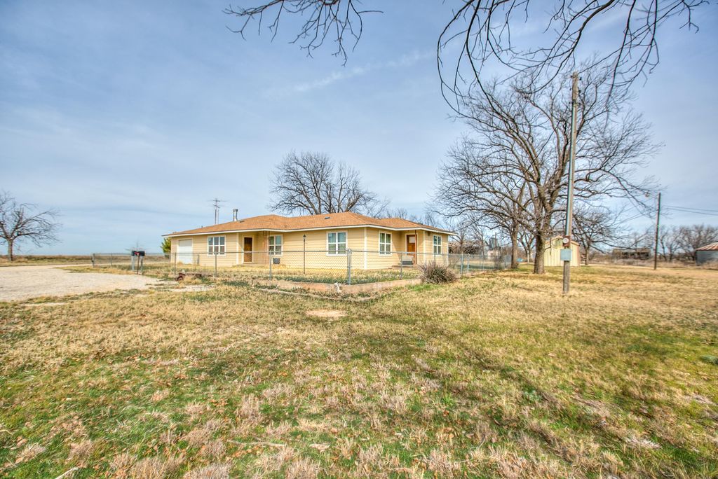 Image 5 of property listing at 17342 Farm To Market 1929, Miles, TX 76861