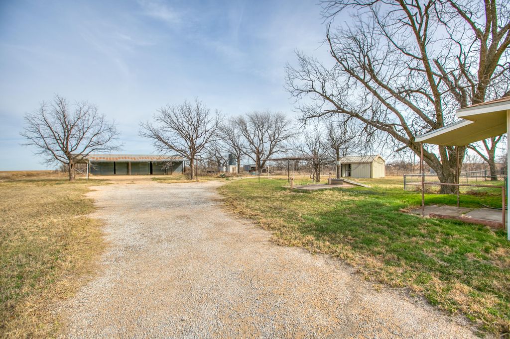 Image 7 of property listing at 17342 Farm To Market 1929, Miles, TX 76861