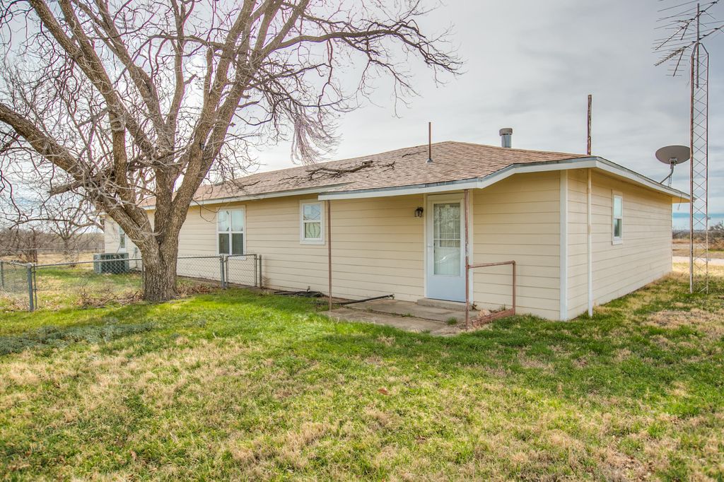 Image 8 of property listing at 17342 Farm To Market 1929, Miles, TX 76861