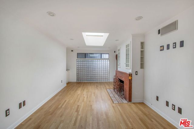 4126 S Bronson Avenue, Los Angeles, CA 90008
